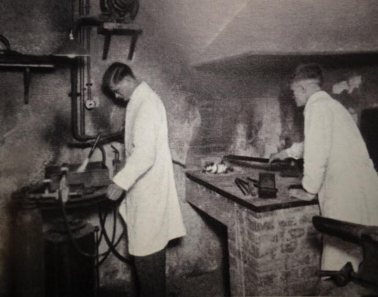 Piec żarowy do wytopu metali w warsztacie firmy przy ulicy Ogarnej 113; lata 20. XX w.