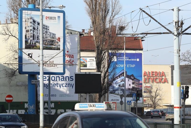 W Gdańsku jest dobrych kilkadziesiąt tysięcy nośników reklamy (od małego `banerka` aż po wielkie `reklamowe płachty`)