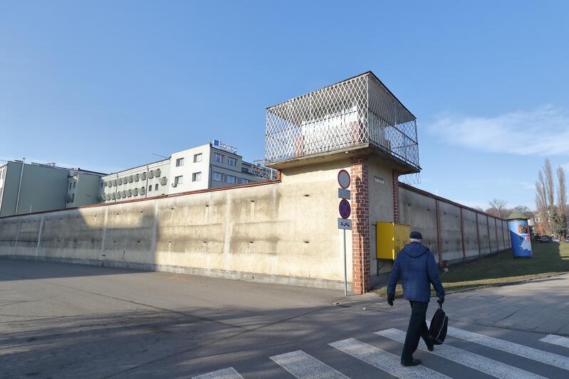 Mury Aresztu Śledczego w Gdańsku już bez reklamy, na razie niezbyt estetyczne, ale wkrótce ma się to zmienić