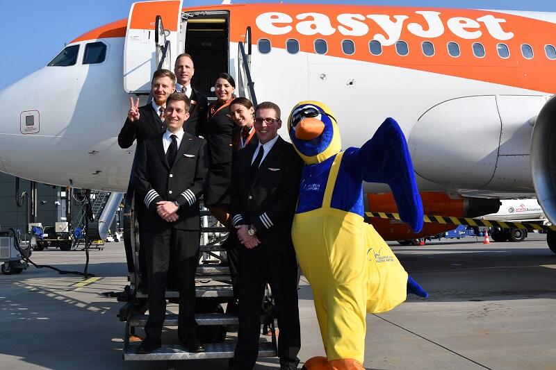 Załogę Airbusa A319, który dla easyJet latać będzie między Berlinem a Gdańskiem, powitała lotniskowa maskotka mewa