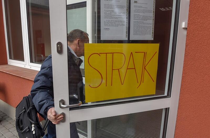 Wejście do I Liceum Ogólnokształcącego w Gdańsku, na 41 nauczycieli, strajkuje ponad 80 proc.