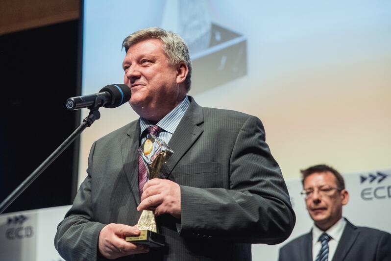 Jarosław Dybowski, dyrektor wykonawczy ds. energetyki w PKN Orlen odebrał statuetkę w imieniu koncernu