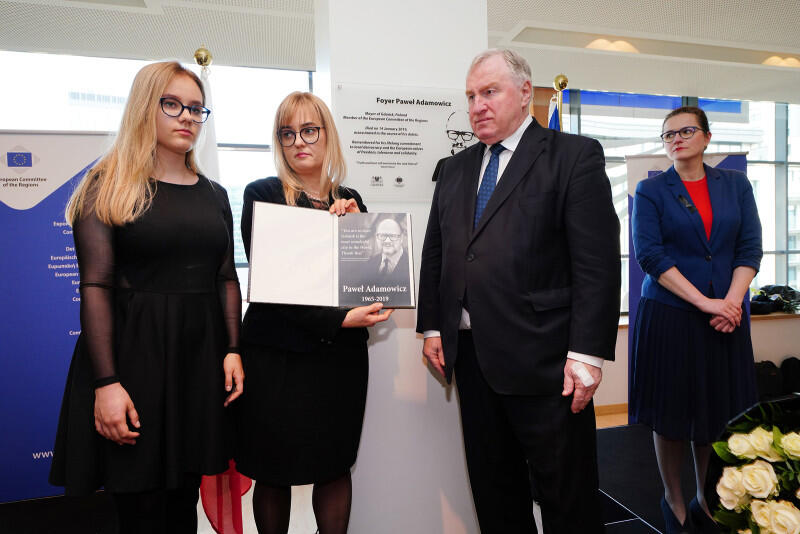 Karl-Heinz Lambertz przekazał żonie i córce Pawła Adamowicza księgę kondolencyjną, do której po śmierci prezydenta Gdańska wpisywali się przedstawiciele Komitetu i innych europejskich instytucji