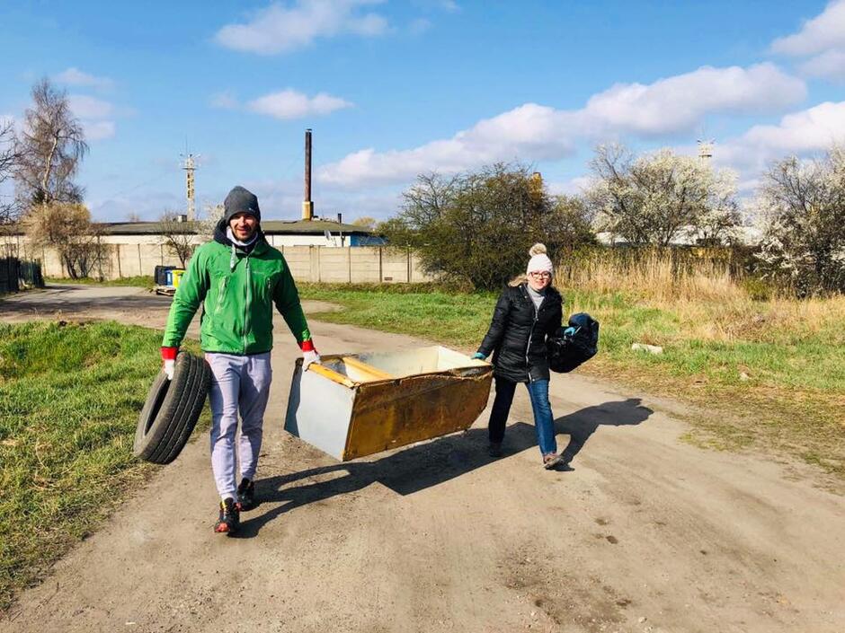 Porzucone odpady wielkogabarytowe to duży problem Olszynki