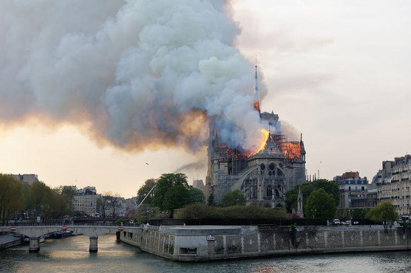 Ogień na dachu Notre Dame pojawił się w poniedziałek, 15 kwietnia, ok. godz. 19. W średniowiecznej katedrze prowadzano wtedy renowację iglicy nad nawą główną. Trawiona ogniem runęła iglica i dach świątyni - pożar ugaszono ok. godz. 4 nad ranem 