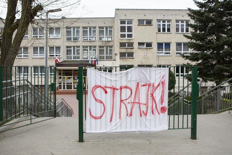 Strajk nauczycieli. Gdańsk, Szkoła Podstawowa nr 1 im. Mariusza Zaruskiego 
