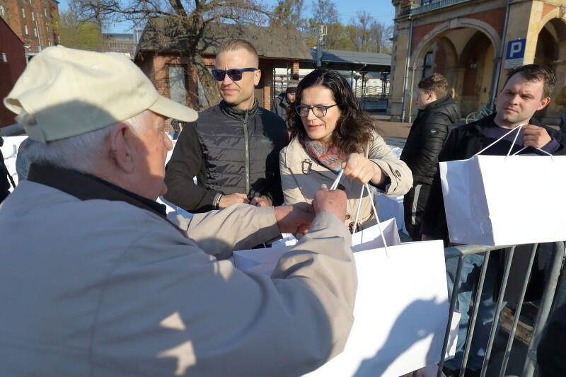 Prezydent Gdańska Aleksandra Dulkiewicz wsparła studentów w rozdawaniu paczek