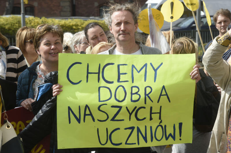 Kolumna protestujących przeszła ulicą Wały Jagiellońskie pod budynek Pomorskiego Kuratorium Oświaty