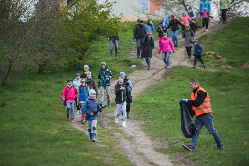 Kwiecień 2017 roku, wielkie sprzątanie odbywało się na Jasieniu, Ujeścisku-Łostowicach i Chełmie