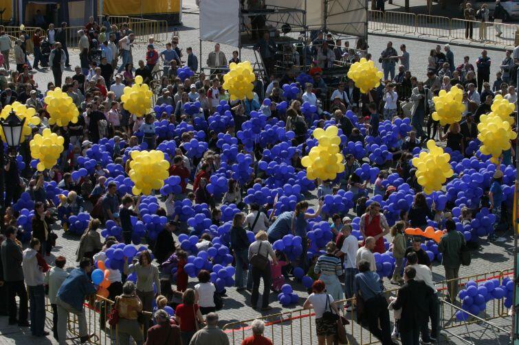 Układanie flagi UE z balonów w pierwsza rocznicę wstąpienia do wspólnoty