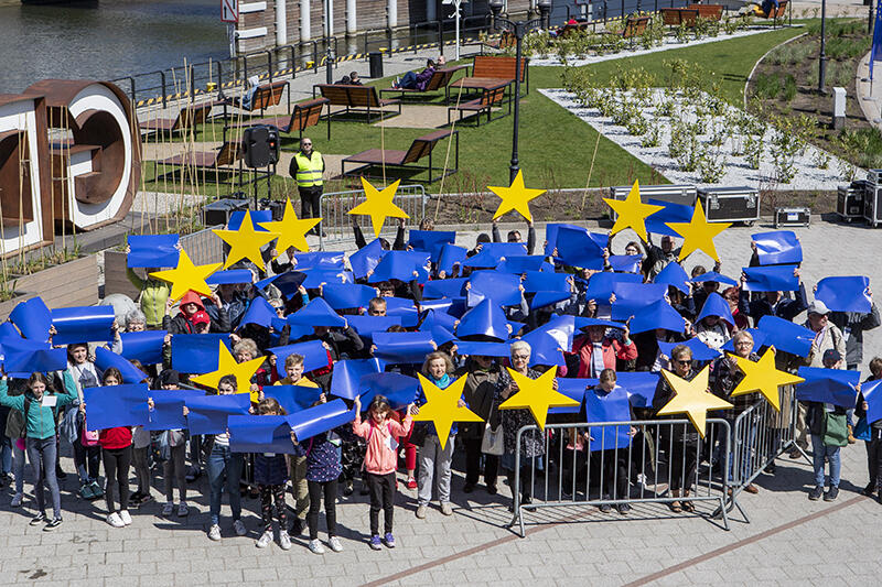 Żywa flaga UE na Ołowiance