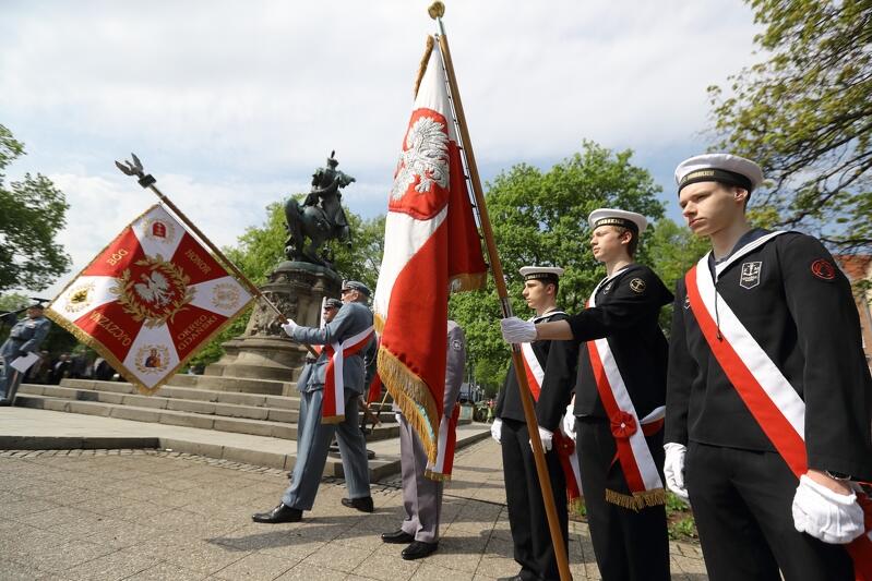 Uroczystość z okazji rocznicy uchwalenia Konstytucji 3 Maja co roku w Gdańsku odbywa się pod pomnikiem Jana III Sobieskiego na Targu Drzewnym