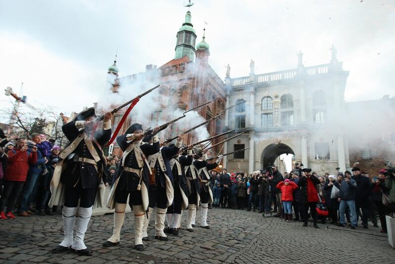 Historyczną Zmianę Warty przy Złotej Bramie przygotowuje Stowarzyszenie Garnizon Gdańsk. Podczas wydarzenia możemy podziwiać wyszkolenie i mundury żołnierzy garnizonu królewskiego miasta Gdańska 