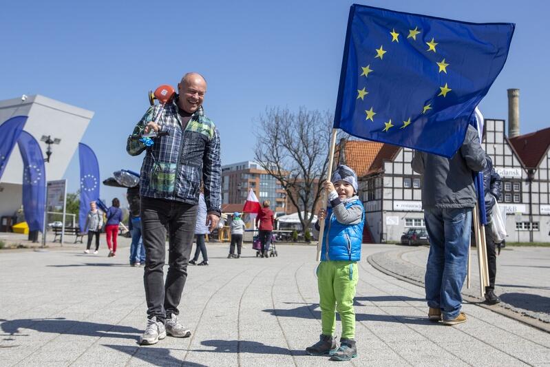 29 kwietnia 2019 r., Ołowianka - tego dnia gdańszczanie i gdańszczanki ułożyli żywą flagę Unii Europejskiej. Jak widać były także `zwykłe` flagi