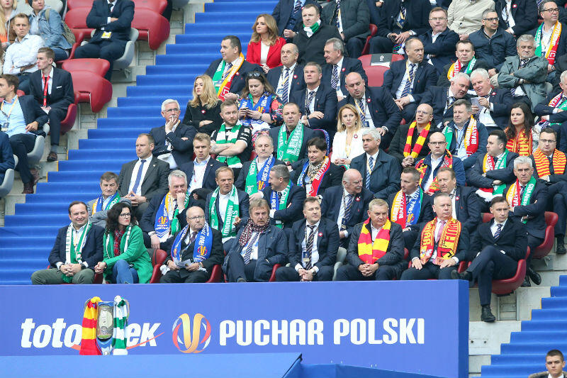 Trybuna honorowa na stadionie PGE Narodowy. W pierwszym rzędzie od lewej: prezes Lechii Adam Mandziara i prezydent Gdańska Aleksandra Dulkiewicz