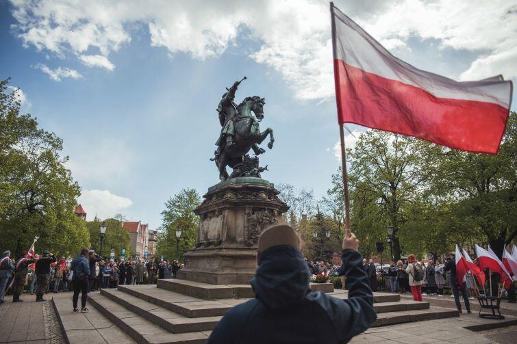 Pomnik Jana III Sobieskiego na Targu Drzewnym. Gdańskie obchody 228. rocznicy Konstytucji 3 Maja