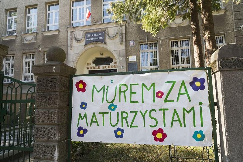 `Murem za maturzystami` - nauczyciele III LO w Gdańsku nawiązują do plakatu, na którym uczniowie wyrazili swoje poparcie dla strajku w oświacie 