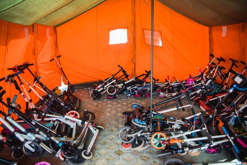 Szkoła Podstawowa nr 24 w Gdańsku w maju oferuje uczniom specjalny namiot do zaparkowania hulajnóg...