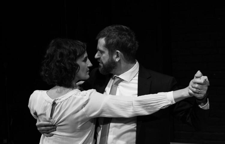 „Kłopoty małżeńskie” w wykonaniu Anny Kociarz i Macieja Konopińskiego pojawią się na scenie w piątek, 10 maja 
