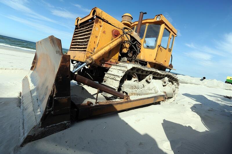 Ostatnia faza prac refulacyjnych to rozgarnięcie i wyprofilowanie piasku przez spycharki - Półwysep Helski
