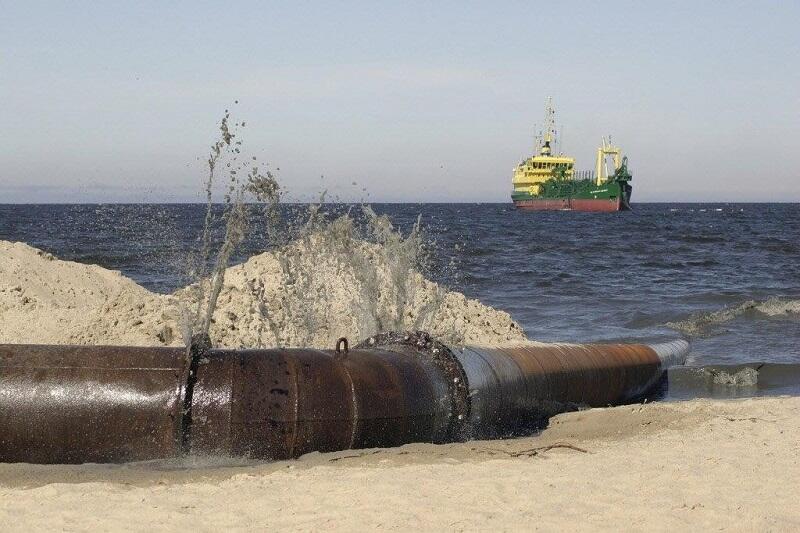 Refulacja polega na czerpaniu urobku z piaszczystego dna morskiego za pomocą pogłębiarek, który następnie pompowanany jest na plażę przez rurociąg pływający, nz. pompowanie urobku w Sopocie, 2005 r.