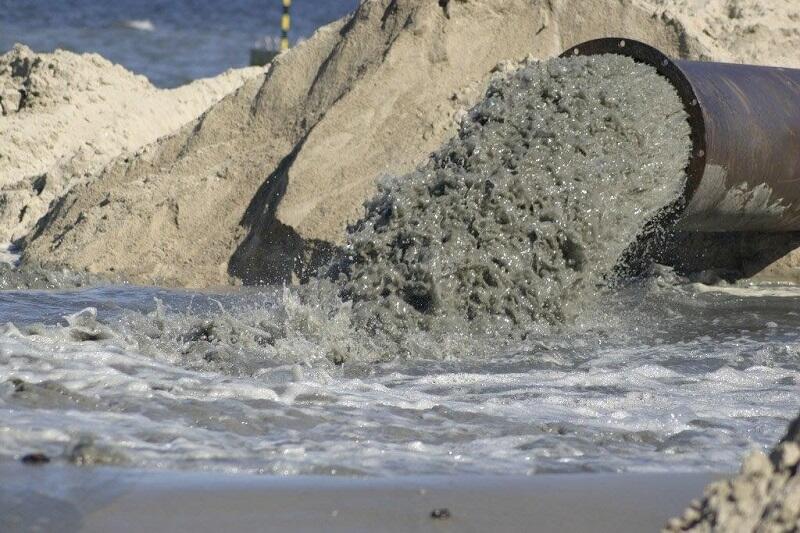 Urobek to mieszanka piasku i wody, stąd jego początkowo ciemna barwa. Po kilku dniach od naniesienia na plażę, zjaśnieje, ponieważ część wody odpłynie, a część odparuje 