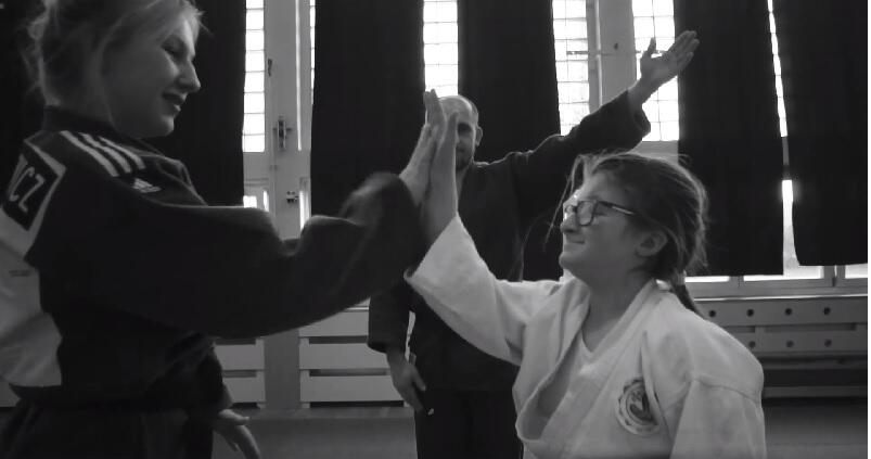W filmie oglądamy drużynowe zawody judoczek i judoków, jest pełen prawdziwych emocji prosto z maty