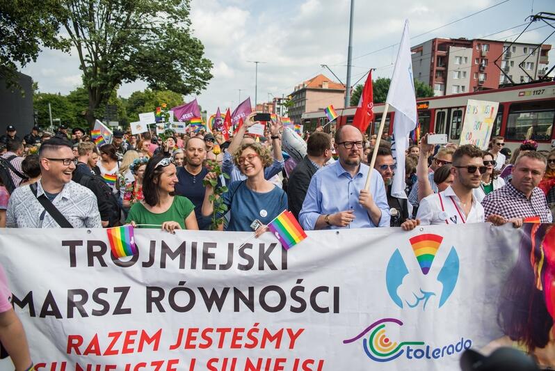 Paweł Adamowicz dołączył do Trójmiejskich Marszy Równości w 2017 roku. Nz. Prezydent Gdańska podczas marszy w roku 2018, po jego lewej stronie - Anna Strzałkowska, członkini Gdańskiej Rady ds. Równego Traktowania
