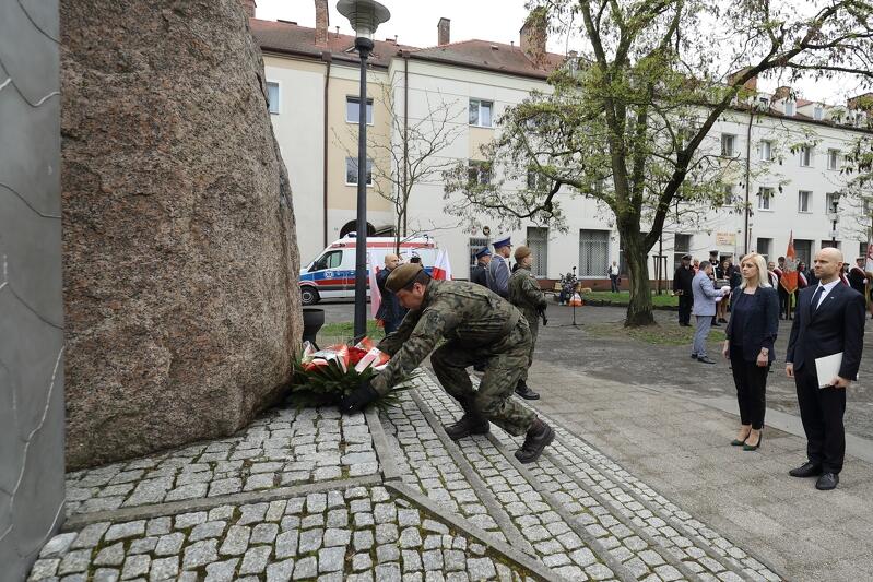 Kwiaty składają Alan Aleksandrowicz z-ca prezydenta Gdańska, Emilia Lodzińska radna Miasta Gdańska