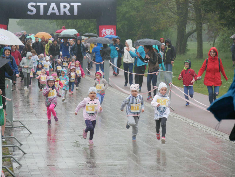 Dzieci mimo deszczu miały z biegania wiele radości