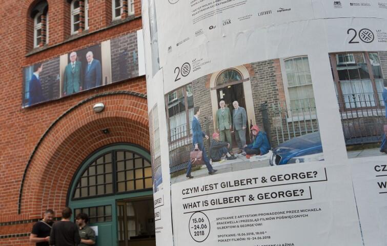 Słynny brytyjski duet artystów Gilbert&George odwiedził Gdańsk w czerwcu 2018 r. z okazji 50-lecia swojej działalności artystycznej i 20-lecia Łaźni. Na spotkaniu opowiadali o swoich zapatrywaniach na sztukę współczesną i jej dzisiejszych zadaniach 