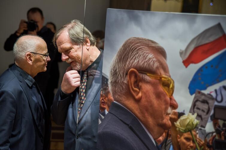 Chris Niedenthal i jedna z jego fotografii - portret Lecha Wałęsy