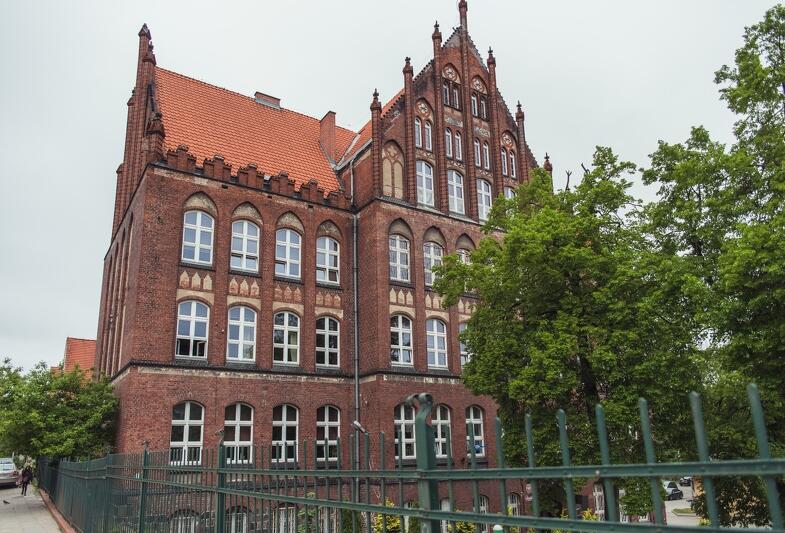 VIII Liceum Ogólnokształcące w Gdańsku dziś mieści się przy ul. Kartuskiej 128, ale historia szkoły rozpoczęła się w innym budynku