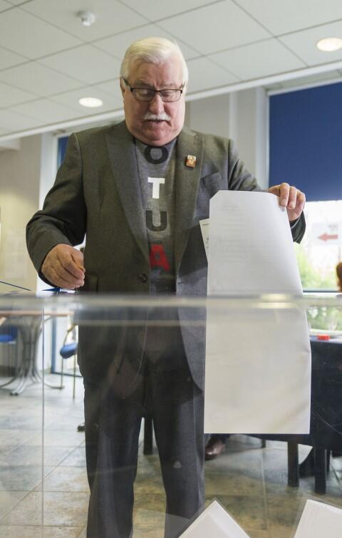 Lech Wałęsa przy urnie. Głosował na Wydziale Prawa i Administracji Uniwersytetu Gdańskiego