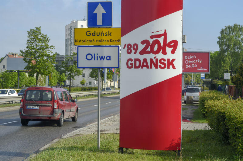 Witacz na granicy Gdańska i Sopotu z logiem obchodów 30 rocznicy wolnych wyborów w czerwcu 1989 roku 
