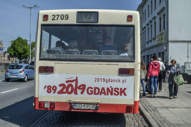 Obchody 30. rocznicy pierwszych częściowo wolnych wyborów w powojennej Polsce reklamują pojazdy komunikacji miejskiej