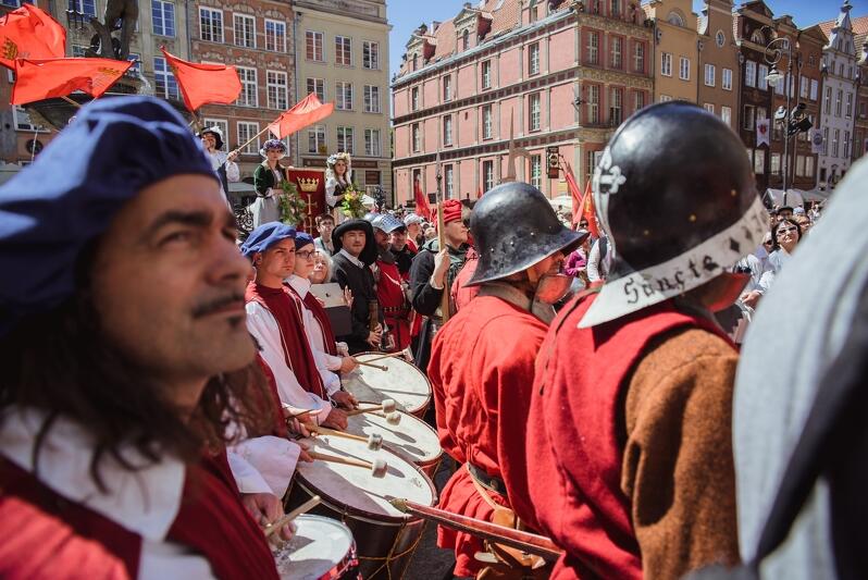 Gdańsk to także bogata historia, która ma w mieście wielu miłośników. Nz. Parada Wiwat Gdańsk! Wiwat Rzeczpospolita , która odbyła się 27 maja 2017 r., na 560-lecie nadania miastu przywilejów przez króla Kazimierza Jagiellończyka