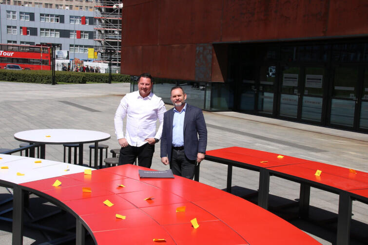 Ogromny biało-czerwony okrągły stół w czwartek, 30 maja, stanął przed Europejskim Centrum Solidarności. Do dyspozycji mieszkańców i turystów będzie od 1 czerwca - wtedy w Gdańsku rozpoczynają się obchody Święta Wolności i Solidarności
