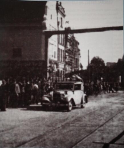 Pierwszy samochód, który przejechał po zbudowanym moście, prowadzony był przez komendanta policji Fröbossa