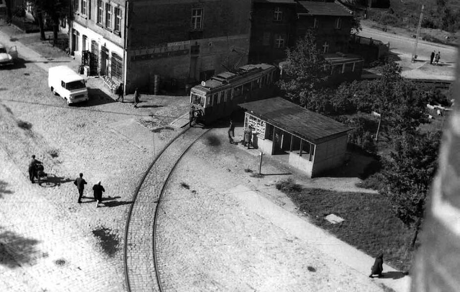 Pętla z przystankiem i poczekalnią przy ulicy Gościnnej pojawiła się w 1951 roku, obecnie mamy tu Skwer im. Danuty Siedzikówny „Inki”; 1970