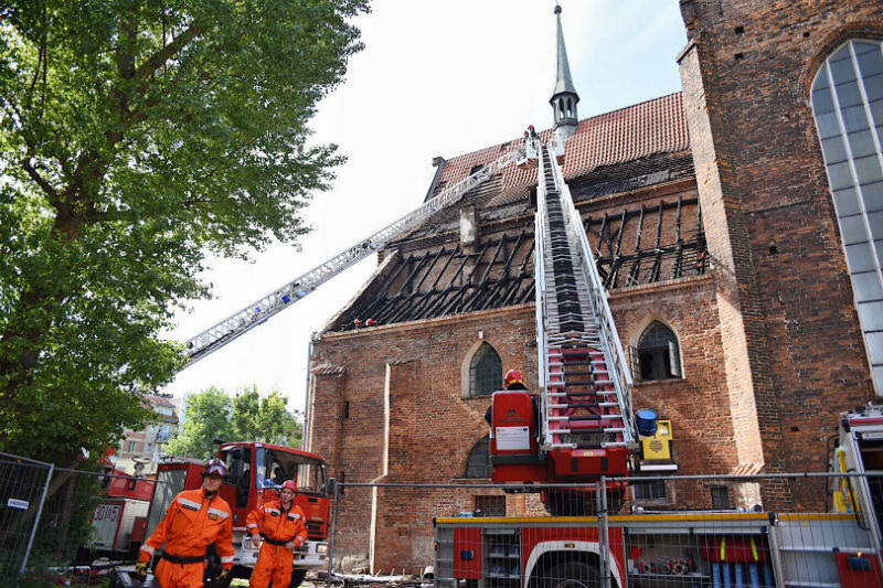 Pożar już ugaszony, ale strażacy zabezpieczają dach kościoła