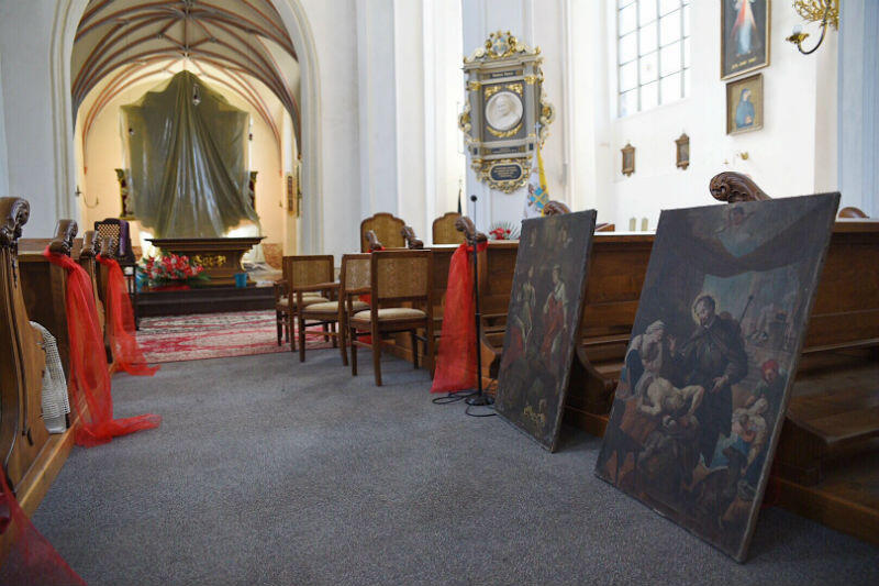 Cenniejsze obrazy zostały przeniesione w suchą część kościoła, w tle ołtarz zabezpieczony folią