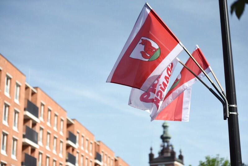 Flagi polskich samorządów można oglądać w gdańskim Śródmieściu. 