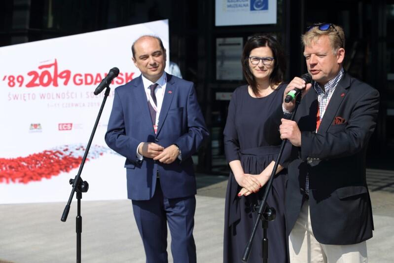 Od lewej: dyrektor ECS Basil Kerski, prezydent Gdańska Aleksandra Dulkiewicz i prezes Fundacji Gdańskiej Jacek Bendykowski