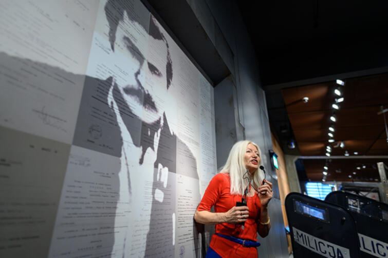 Małgorzata Niezabitowska jako jeden ze świadków historii oprowadzała zwiedzających po wystawie stałej Europejskiego Centrum Solidarności