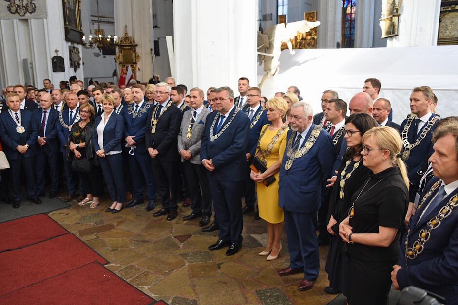 Po zakończeniu ostatniej modlitwy samorządowcy z całego kraju udali do miejsca, gdzie znajduje się urna z prochami prezydenta Pawła Adamowicza