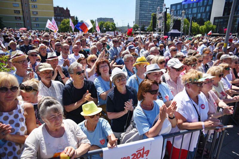 Tłum przed Europejskim Centrum Solidarności