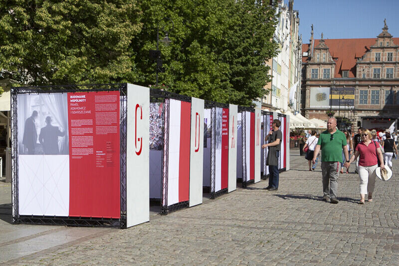 Poświęcona prezydentowi Pawłowi Adamowiczowi wystawa plenerowa „Budowanie Wspólnoty” stanęła na Długim Targu