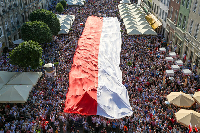 Wielka flaga Polski na Długim Targu