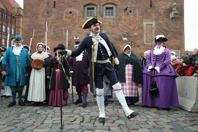 ... a potem dowiadują się od tropicieli tzw. opcji niemieckiej, że kultywują w Gdańsku tradycje pruskiego wojska